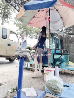 尤物反差婊，推特頂級美腿蜜臀小網紅-LC小狐狸 色女的膽子都是這么大嗎？公共場合如此暴露，大爺們的眼睛都翻直了