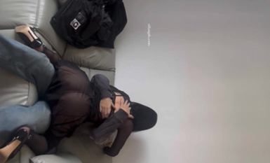 Q先森 8月最新付費福利 約啪極品少婦帶回家中，OL秘書裝小劇情演繹強上系列，撕破少婦的絲襪強行把雞巴塞入嘴裡，第二套健身瑜伽庫系列沙發騎乘，換上吊帶後入第一視角！ (6)